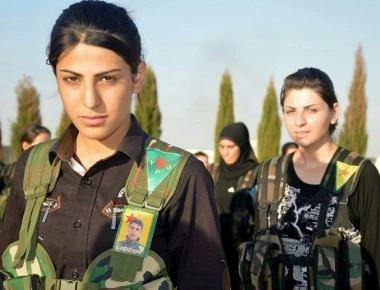 Αντάρτισσες του YPG βομβαρδίζουν με ρουκέτες τον τουρκικό Στρατό (βίντεο)